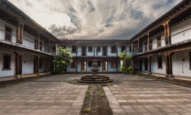 Casona con enorme terreno en VENTA, en calle Álvaro Obregón, Pátzcuaro