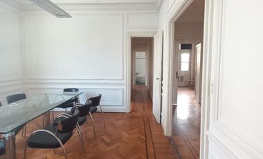 Centro departamento en alquiler, 4 ambientes + escritorio, baño, cocina, muy luminoso