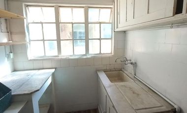 Centro departamento en alquiler, 4 ambientes + escritorio, baño, cocina, muy luminoso