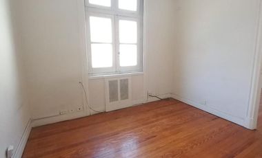 Centro departamento en alquiler, 4 ambientes + escritorio, baño, cocina, muy luminoso