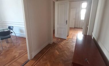 Centro departamento en alquiler, 4 ambientes + escritorio, baño, cocina, muy luminoso