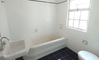 Centro departamento en alquiler, 4 ambientes + escritorio, baño, cocina, muy luminoso