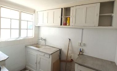 Centro departamento en alquiler, 4 ambientes + escritorio, baño, cocina, muy luminoso