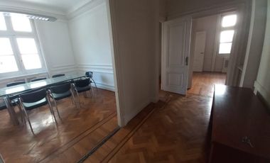 Centro departamento en alquiler, 4 ambientes + escritorio, baño, cocina, muy luminoso