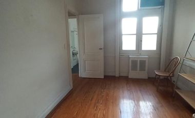 Centro departamento en alquiler, 4 ambientes + escritorio, baño, cocina, muy luminoso