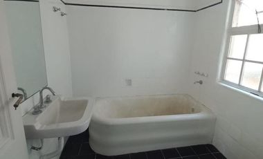 Centro departamento en alquiler, 4 ambientes + escritorio, baño, cocina, muy luminoso