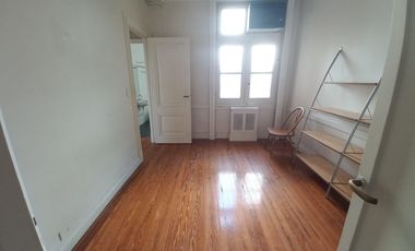 Centro departamento en alquiler, 4 ambientes + escritorio, baño, cocina, muy luminoso