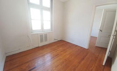 Centro departamento en alquiler, 4 ambientes + escritorio, baño, cocina, muy luminoso