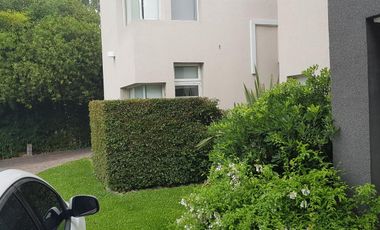 Casa en Abril Club De Campo