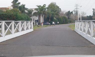 Venta casa en  Barrio Privado Las Condes en 1 planta sobre amplio lote.