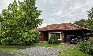 Venta casa en  Barrio Privado Las Condes en 1 planta sobre amplio lote.
