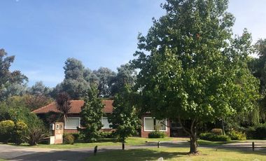 Venta casa en  Barrio Privado Las Condes en 1 planta sobre amplio lote.