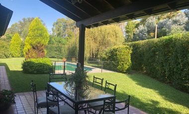 Venta casa en  Barrio Privado Las Condes en 1 planta sobre amplio lote.