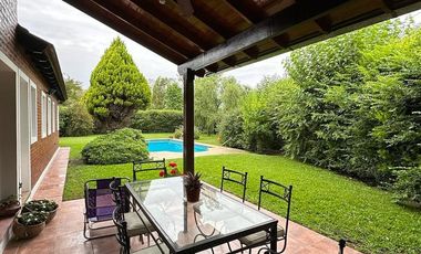 Venta casa en  Barrio Privado Las Condes en 1 planta sobre amplio lote.