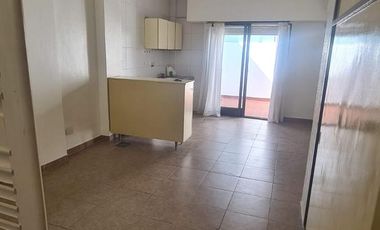 Monoambiente con Patio en el centro de Ballester