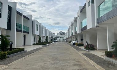 Casa en conjunto cerrado en la castellana Montería, con acabados modernos y diseño de interiores