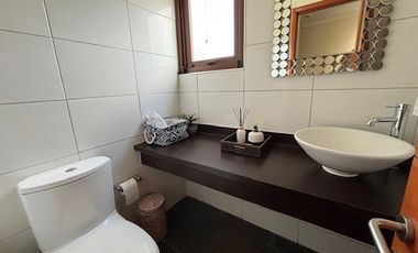 OPORTUNIDAD!! CASA 4 DORM + SERVICIO + SUBTE LOS BOSQUES