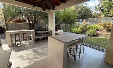 OPORTUNIDAD!! CASA 4 DORM + SERVICIO + SUBTE LOS BOSQUES