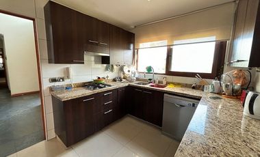 OPORTUNIDAD!! CASA 4 DORM + SERVICIO + SUBTE LOS BOSQUES