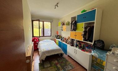 OPORTUNIDAD!! CASA 4 DORM + SERVICIO + SUBTE LOS BOSQUES