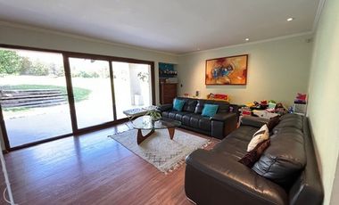 OPORTUNIDAD!! CASA 4 DORM + SERVICIO + SUBTE LOS BOSQUES