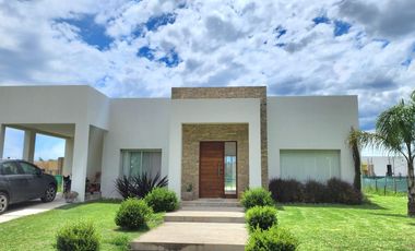 CASA EN ALQUILER 4AMB - C/ PILETA -  BARRIO DON JOAQUIN - CANNING