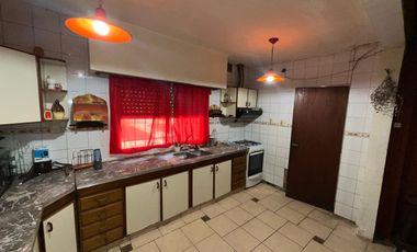 Chalet en Excelente Ubicación!!!! Echeverría 875, Monte Grande.-