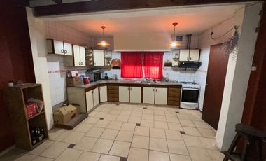 Chalet en Excelente Ubicación!!!! Echeverría 875, Monte Grande.-