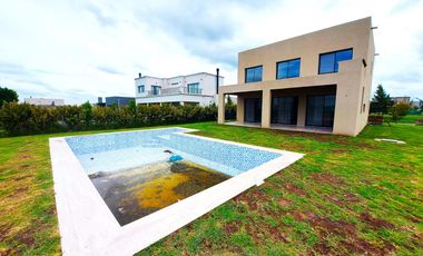 Casa en venta - 4 Dormitorios 3 Baños - 784Mts2 - Escobar