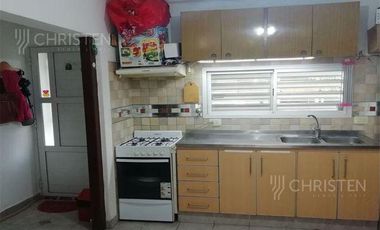 Departamento al frente en planta baja con 2 dormitorios y patio tendedero ciudad de Santa Fe