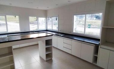 ALQUILER de hermosa casa de 3 dormitorios en Barrio privado Altos San Pablo