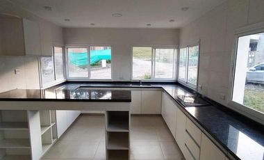 ALQUILER de hermosa casa de 3 dormitorios en Barrio privado Altos San Pablo