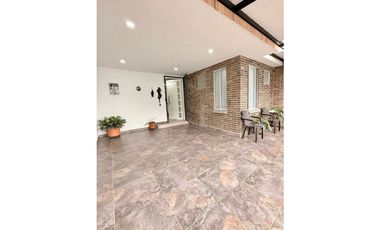 Casa de tres pisos con terraza en venta - Barrio Las Mercedes Palmira