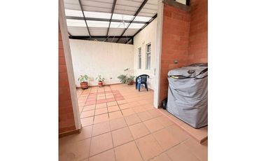 Casa de tres pisos con terraza en venta - Barrio Las Mercedes Palmira