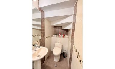 Casa de tres pisos con terraza en venta - Barrio Las Mercedes Palmira