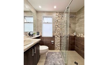 Casa de tres pisos con terraza en venta - Barrio Las Mercedes Palmira