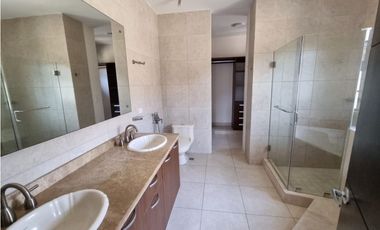 Casa en venta en Clayton Embassy Club