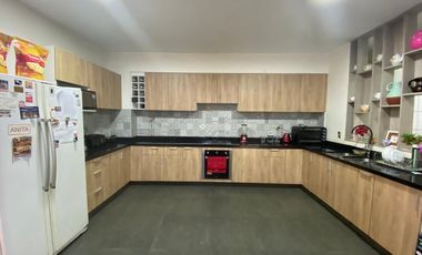 Se vende Departamento - primer piso en Velasco Astete ,  Surco