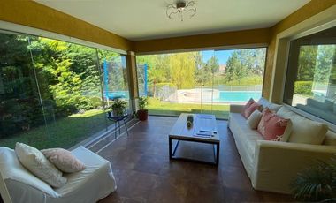 Casa sobre lote a la laguna en venta en Barrancas del Lago