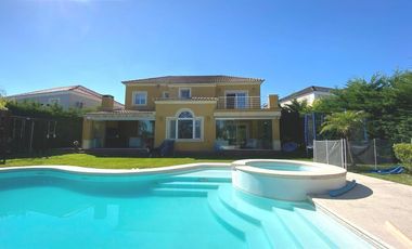 Casa sobre lote a la laguna en venta en Barrancas del Lago
