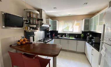 Casa sobre lote a la laguna en venta en Barrancas del Lago