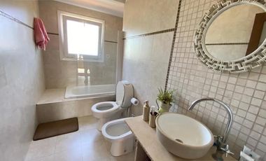 Casa sobre lote a la laguna en venta en Barrancas del Lago