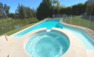 Casa sobre lote a la laguna en venta en Barrancas del Lago