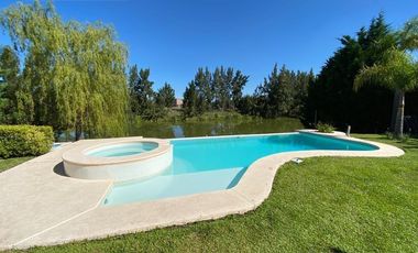 Casa sobre lote a la laguna en venta en Barrancas del Lago