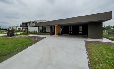 VENTA - Casa 3 Dormitorios con Pileta  - Barrio Puerto Roldán