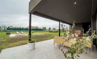 VENTA - Casa 3 Dormitorios con Pileta  - Barrio Puerto Roldán