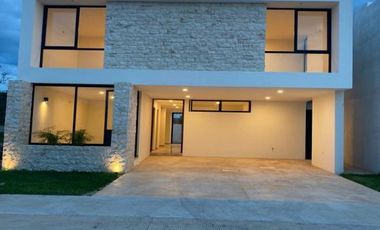Casa de 4 recámaras en renta dentro de privada con amenidades en Conkal, Mérida