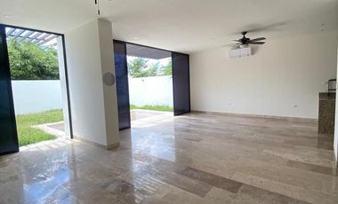 Casa de 4 recámaras en renta dentro de privada con amenidades en Conkal, Mérida