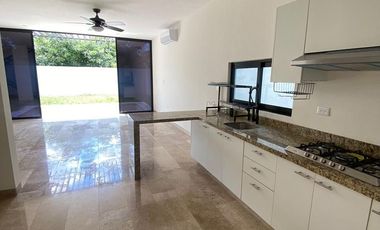Casa de 4 recámaras en renta dentro de privada con amenidades en Conkal, Mérida
