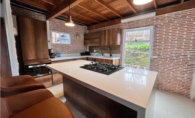 FINCA EN SANTA ELENA CON 5 CABAÑAS EN EL BOSQUE Y QUEBRADA